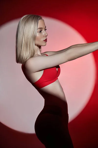 Ung Mode Kvinna Röda Underkläder Underkläder Baddräkt Ljus Och Skugga — Stockfoto