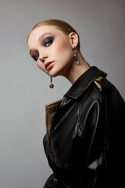 Beleza Moda Jovem Mulher Casaco Trincheira Menina Maquiagem Rosto Profissional — Fotografia de Stock