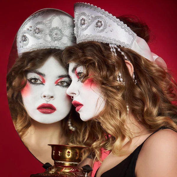 Moda Mulher Russa Kokoshnik Com Samovar Fundo Vermelho Maquiagem Brilhante — Fotografia de Stock