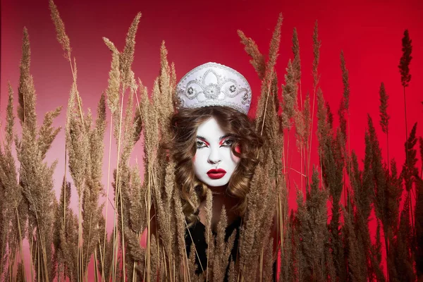 Moda Mulher Russa Kokoshnik Com Samovar Fundo Vermelho Maquiagem Brilhante — Fotografia de Stock