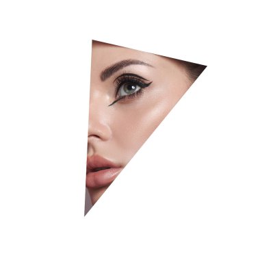 Makyajcı kadınlar, göz kirpikleri ve beyaz arka planda üç köşeli bir delikte dudaklar. Profesyonel güzellik makyajı, metin yeri, kopyalama alanı