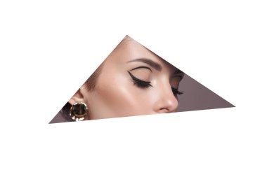 Makyajcı kadınlar, göz kirpikleri ve beyaz arka planda üç köşeli bir delikte dudaklar. Profesyonel güzellik makyajı, metin yeri, kopyalama alanı