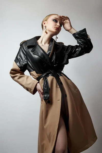 Beauté Mode Jeune Femme Trench Coat Maquillage Professionnel Visage Fille — Photo