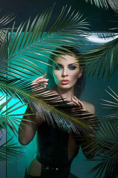 Mulher Beleza Palma Mão Deixa Maquiagem Molhada Menina Retrato Tropical — Fotografia de Stock