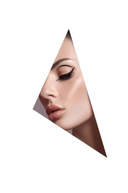 Makyajcı kadınlar, göz kirpikleri ve beyaz arka planda üç köşeli bir delikte dudaklar. Profesyonel güzellik makyajı, metin yeri, kopyalama alanı