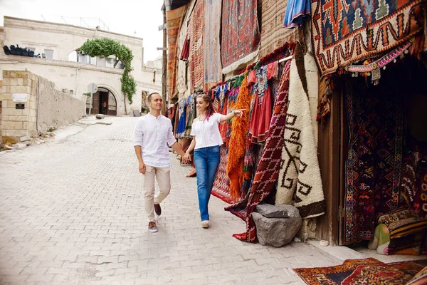 Pareja Enamorada Compra Una Alfombra Textiles Hechos Mano Mercado Oriental — Foto de Stock