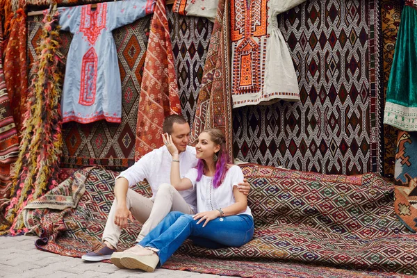 Pareja Enamorada Compra Una Alfombra Textiles Hechos Mano Mercado Oriental —  Fotos de Stock