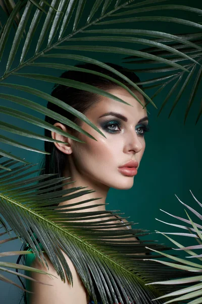 Retrato Tropical Mulher Sexy Folhas Palmeira Maquiagem Verde Brilhante Sombra — Fotografia de Stock