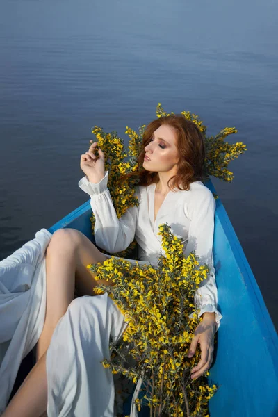 Güzel Kızıl Saçlı Kadın Elinde Çiçeklerle Teknede Yatıyor Uzun Beyaz — Stok fotoğraf