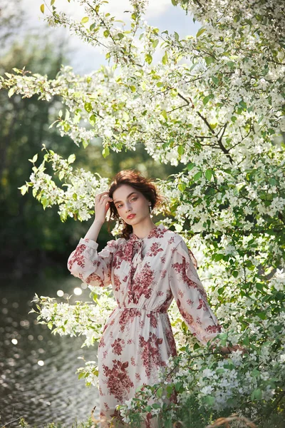 Güzel Romantik Kadın Çiçek Açan Elma Ağacının Dallarında Duruyor Çiçeklerdeki — Stok fotoğraf