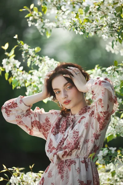 Gyönyörű Romantikus Áll Ágain Virágzó Almafa Tavaszi Portré Lány Virágok — Stock Fotó