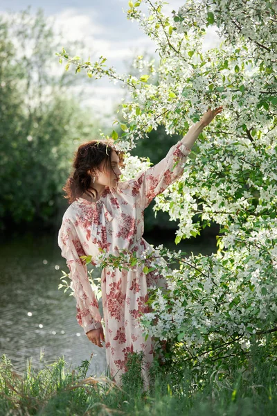 Belle Femme Romantique Tient Dans Les Branches Pommier Fleurs Printemps — Photo