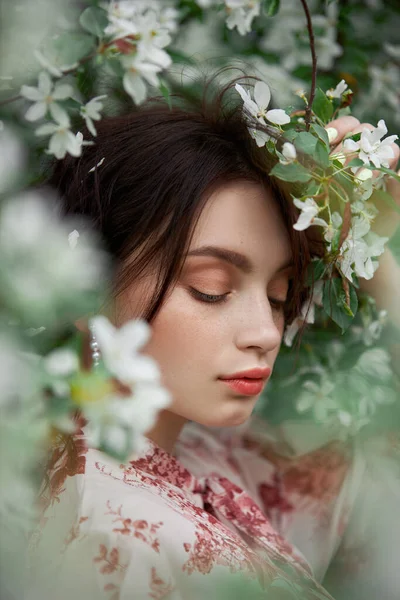 Femme Avec Maquillage Naturel Cosmétiques Floraux Pour Peau Visage Fille — Photo