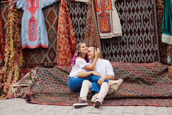 Couple Love Buys Carpet Handmade Textiles Oriental Market Turkey Hugs — Stock Photo, Image