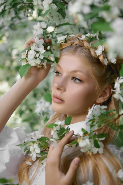 開花リンゴの木の近くの公園内の少女のロマンチックな肖像画 天然化粧品 白いドレスを着た女性の自然の美しさ — ストック写真