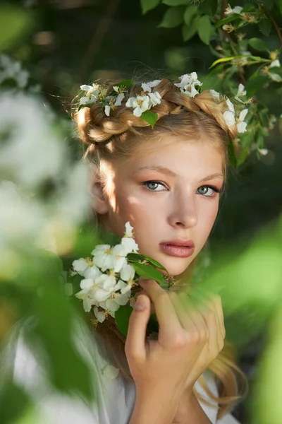 Portrait Romantique Une Fille Dans Parc Près Pommier Fleurs Cosmétiques — Photo