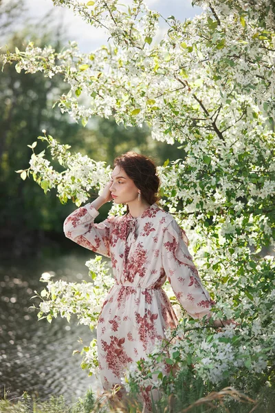 Güzel Romantik Kadın Çiçek Açan Elma Ağacının Dallarında Duruyor Çiçeklerdeki — Stok fotoğraf