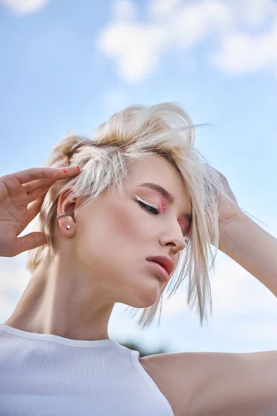 Idealny Czerwony Paznokieć Manicure Blondynka Krótkie Włosy Kobieta Pozuje Latem — Zdjęcie stockowe