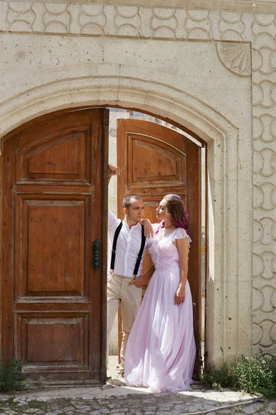 Verliefd Stel Wandelingen Knuffels Prachtige Straten Oude Stad Zomerdag Bruidspaar — Stockfoto