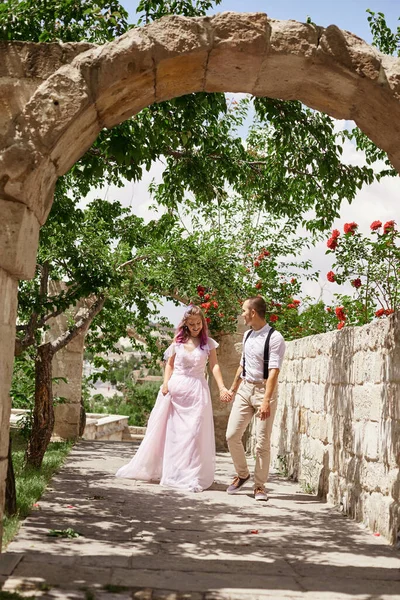 Birbirine Aşık Bir Çift Yaz Günü Güzel Caddelerde Yürür Kucaklaşır — Stok fotoğraf