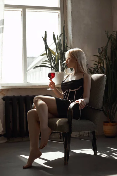 Retro Portret Sexy Blonde Vrouw Met Wijnglas Zwarte Jurk Vintage — Stockfoto