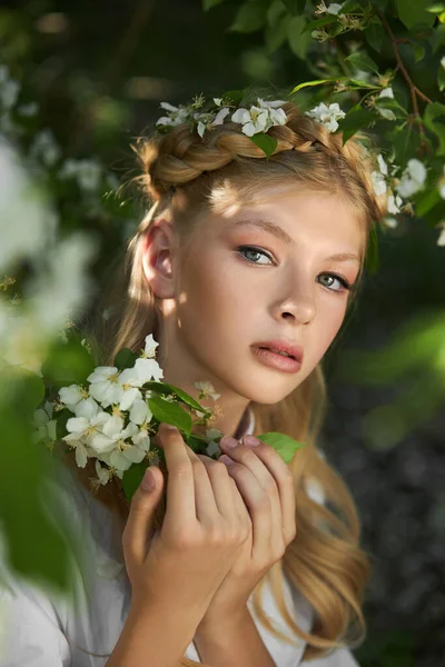 開花リンゴの木の近くの公園内の少女のロマンチックな肖像画 天然化粧品 白いドレスを着た女性の自然の美しさ — ストック写真