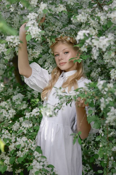 Romantický Portrét Dívky Parku Poblíž Kvetoucího Jabloně Přírodní Kosmetika Přírodní — Stock fotografie