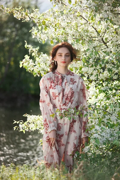 Mooie Romantische Vrouw Staat Takken Van Bloeiende Appelboom Voorjaar Portret — Stockfoto