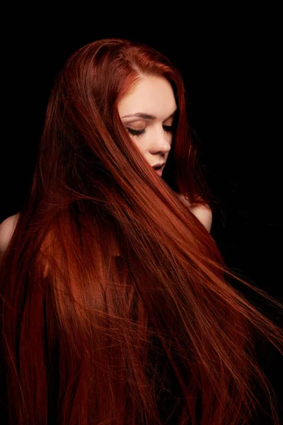 Vörös Hajú Lány Hosszú Hajjal Kontrasztos Portréval Tökéletes Fekete Háttérrel — Stock Fotó