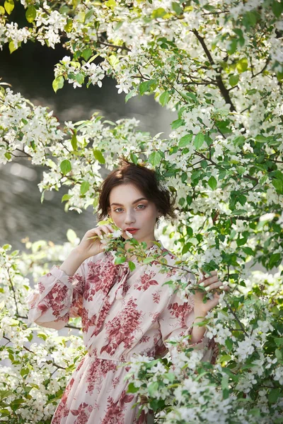 Mooie Romantische Vrouw Staat Takken Van Bloeiende Appelboom Voorjaar Portret — Stockfoto