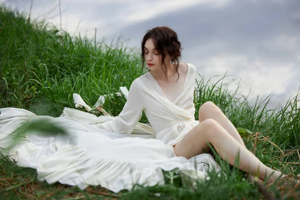 Hermosa Mujer Joven Vestido Blanco Descansando Orilla Del Lago Del — Foto de Stock