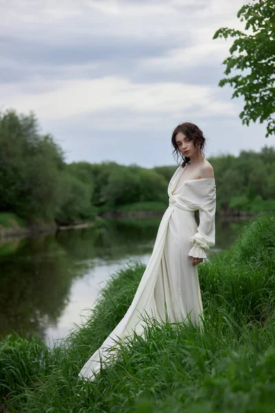 Kıyıdaki Göl Gölü Nehrinde Dinlenen Beyaz Elbiseli Güzel Bir Kadın — Stok fotoğraf
