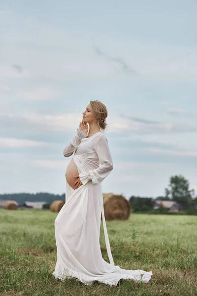 Έγκυος Γυναίκα Στους Μήνες Της Εγκυμοσύνης Βόλτες Καλοκαίρι Στο Πεδίο — Φωτογραφία Αρχείου