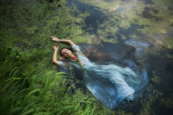 Art Beautiful Romantic Woman Lies Swamp Blue Long Dress Flowers — Stock Photo, Image