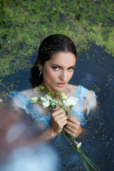 Güzel Romantik Bir Kadın Bataklıkta Mavi Uzun Elbiseli Çiçekli Bir — Stok fotoğraf
