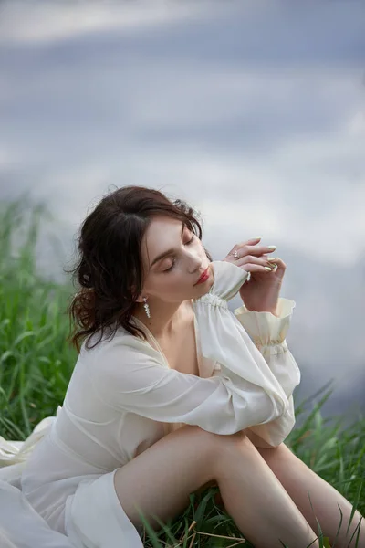 Mulher Bonita Vestido Branco Descansando Margem Lago Lagoa Rio Maquiagem — Fotografia de Stock