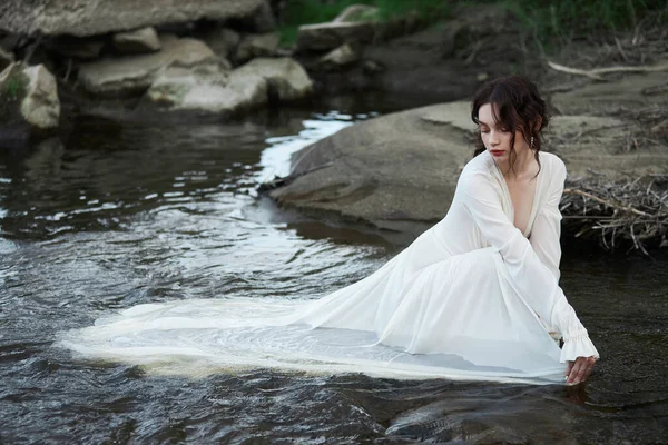 Jeune Femme Érotique Dans Une Longue Robe Blanche Promène Dans — Photo