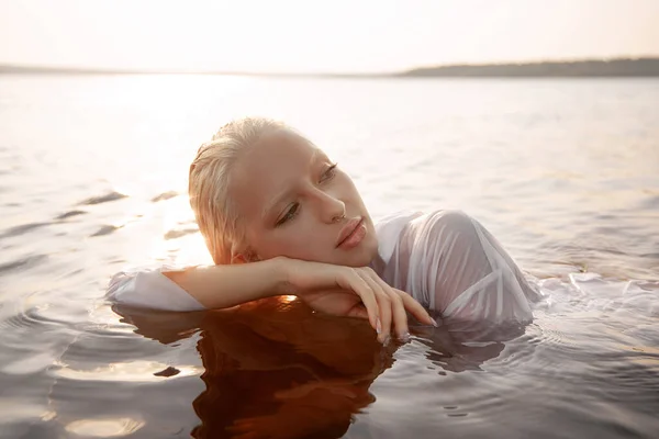 Naken Naken Sexig Kvinna Vatten Vid Solnedgången Vacker Blond Kvinna — Stockfoto