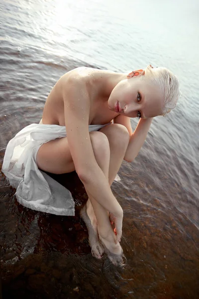 Kunst Nackte Sexy Blondine Mit Kurzhaarschnitt Sitzt Wasser Ufer Des — Stockfoto