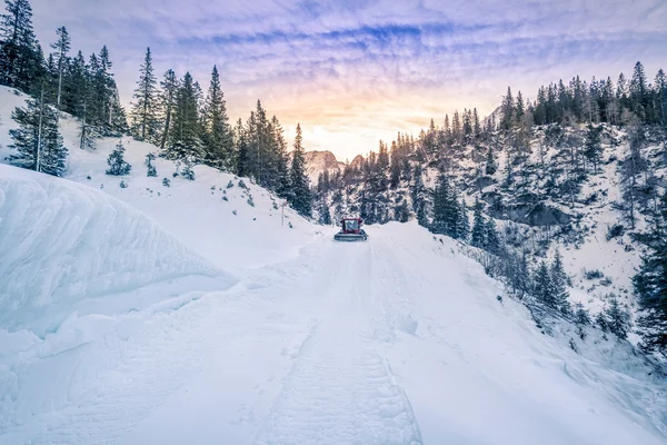 Alpine road, nakreślono w śniegu, Austria — Zdjęcie stockowe