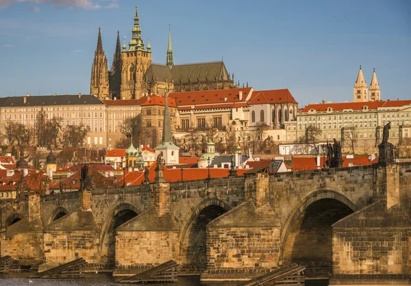 Karlsbrücke in Nahaufnahme und St. Veitsdom im Hintergrund — Stockfoto