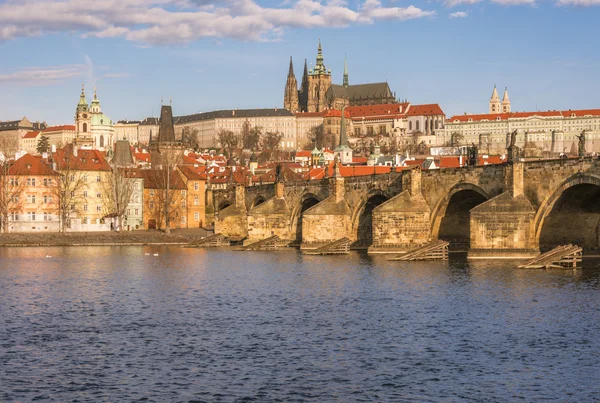 这条河在布拉格伏尔塔瓦河上的查理大桥 — 图库照片