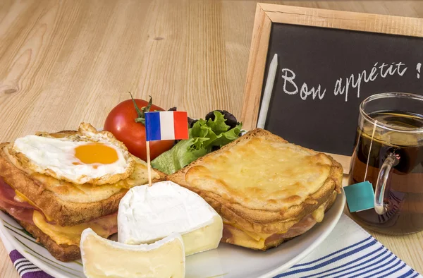 칠판에 메시지와 함께 프랑스 요리 — 스톡 사진