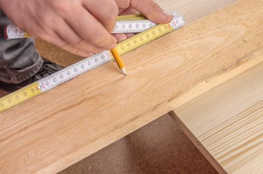 Carpenter'ın elleri bir ahşap tahta ölçme