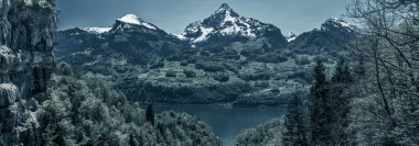 İsviçre Alpleri zirveleri ile kasvetli panorama