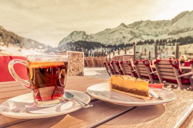Bir dağ tatil beldesinde sıcak içecek ve kek