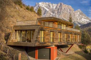 Modern mimariye sahip dağ evi