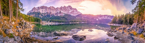 Alpen Berge spiegeln sich in einem See bei Sonnenuntergang — Stockfoto