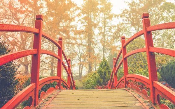 柔らかい光の赤い木製の橋 — ストック写真