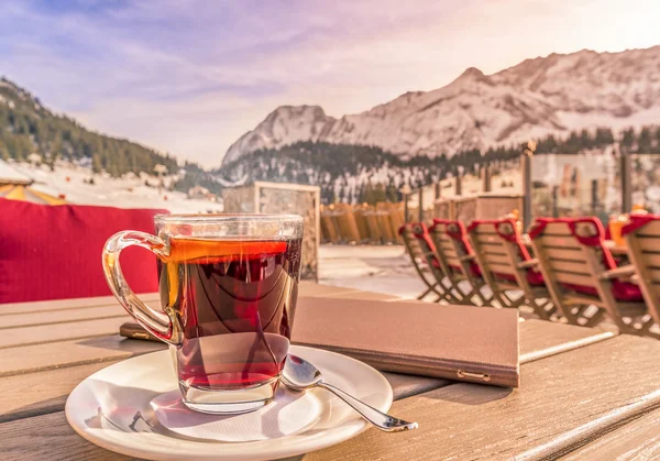 Warme Getränke und Speisekarte auf dem Tisch im alpinen Dekor — Stockfoto